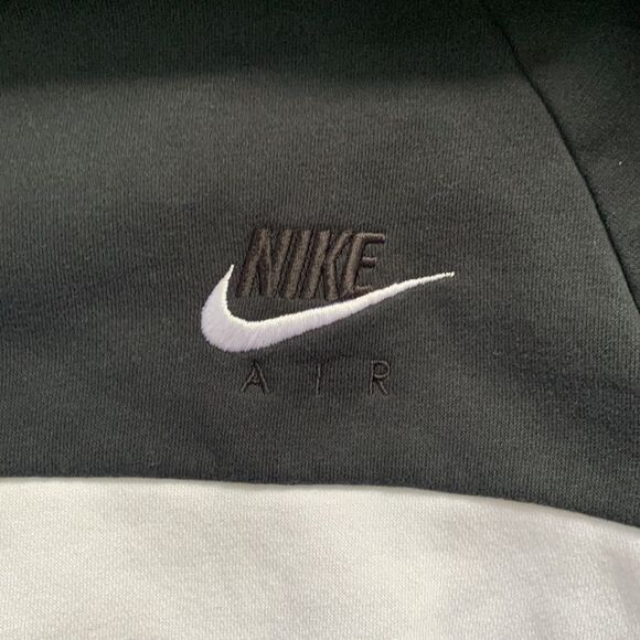 NikeAir CrewNeck - Picture 2 of 4